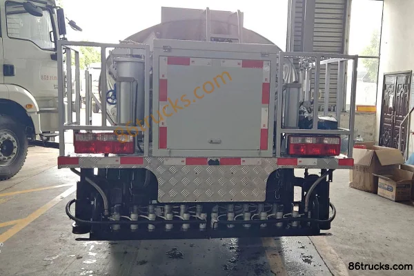 Dongfeng Duolika D6 127 hp 4X2(6 wheels) asphalt distributor truck (Chengliwei brand) Exterior (3) | 86Trucks