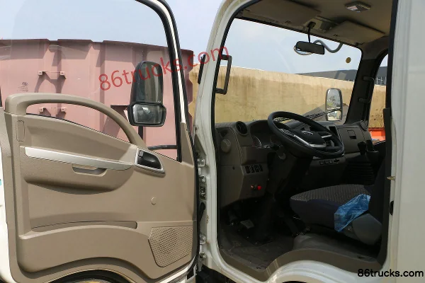 FAW Hongta FAW Jiefang Gongshi 130 hp 4X2(6 wheels) Water Sprinkler Truck (Xingbanglong Brand) Cab (1) | 86Trucks