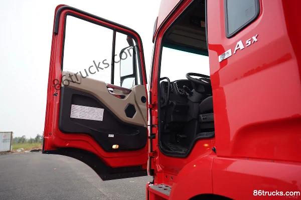 JAC Gallop A5X Medium Truck 220 hp 4X2(6 wheels) 6.8m Stake Cargo Truck (10-speed) Cab (1) | 86Trucks