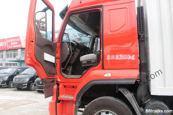 DongfengLiuqi Chenglong H5 Heavy Truck 290 hp 6X2(8 wheels) 9.5m Van Cargo Truck Cab (1) | 86Trucks