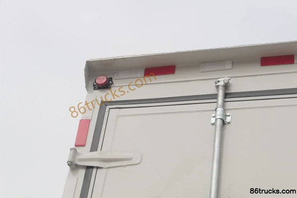 DongfengLiuqi Chenglong H5 Heavy Truck 290 hp 6X2(8 wheels) 9.5m Van Cargo Truck Body (2) | 86Trucks