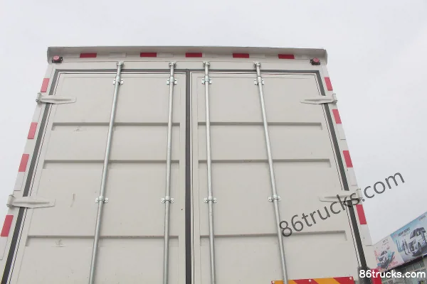 DongfengLiuqi Chenglong H5 Heavy Truck 290 hp 6X2(8 wheels) 9.5m Van Cargo Truck Body (1) | 86Trucks