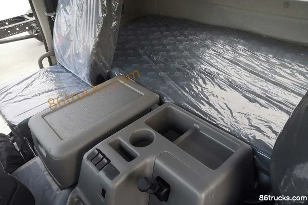 Dongfeng Changxing D7 340 hp 8X4(12 wheels) 9.6m van cargo truck Cab (3) | 86Trucks