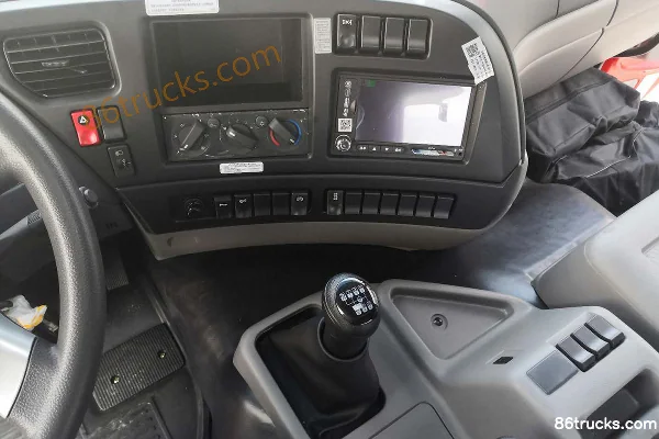 Dongfeng Changxing D7 340 hp 8X4(12 wheels) 9.6m van cargo truck Cab (1) | 86Trucks
