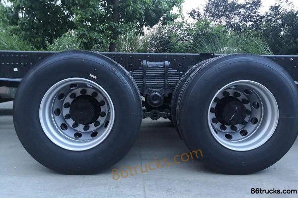 Dongfeng Changxing D7 340 hp 8X4(12 wheels) 9.6m van cargo truck Chassis (3) | 86Trucks