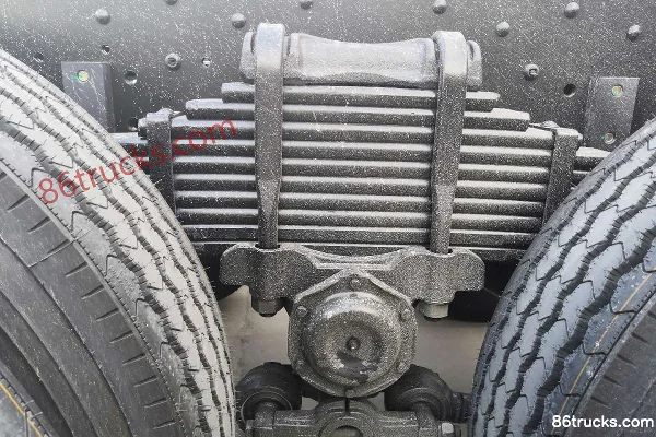 Dongfeng Changxing D7 340 hp 8X4(12 wheels) 9.6m van cargo truck Chassis (1) | 86Trucks