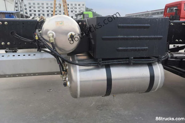Dongfeng Changxing D3 220 hp 6X2(8 wheels) 6.8m Van Cargo Truck (China VI) Chassis (1) | 86Trucks