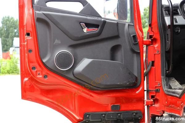 Dongfeng Commercial Vehicle Tianjin KR 245hp 4X2(6 wheels) 6.8m refrigerated truck Cab (3) | 86Trucks
