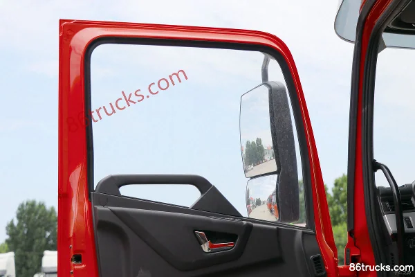 Dongfeng Commercial Vehicle Tianjin KR 245hp 4X2(6 wheels) 6.8m refrigerated truck Cab (2) | 86Trucks