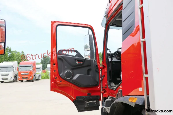 Dongfeng Commercial Vehicle Tianjin KR 245hp 4X2(6 wheels) 6.8m refrigerated truck Cab (1) | 86Trucks