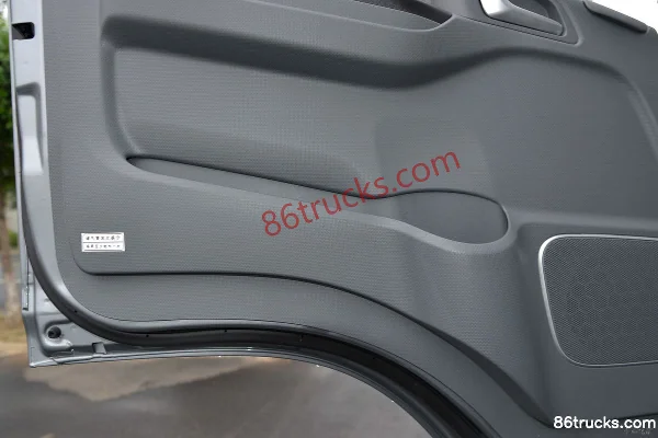 JAC Junling V9 195 hp 4X2(6 wheels) 6.8m stake cargo truck (China VI) Cab (2) | 86Trucks