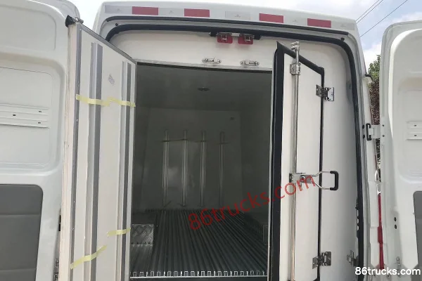 NAVECO Deyi V40 140 ch 4X2(6 roues) 3,27 m camion frigorifique Cabine (1) | 86Trucks