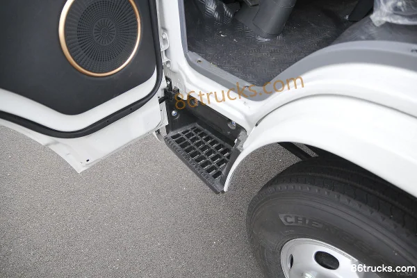 JAC Kangling J6 143 hp 4X2(6 wheels) 3.85 m semi-row flatbed light truck Cab (1) | 86Trucks