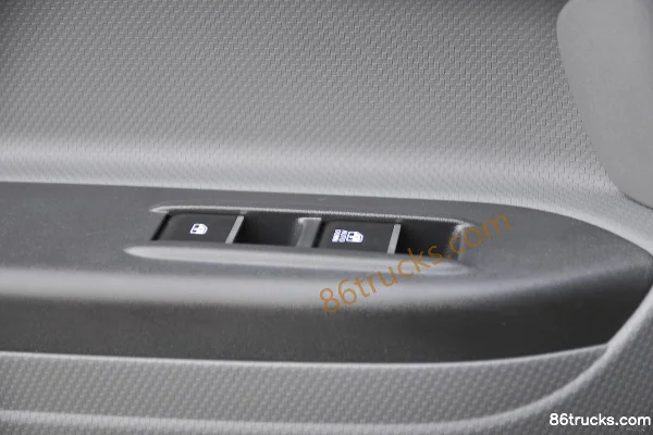 JAC Shuailing Q6 152 hp 4X2(6 wheels) 3.85m one-and-a-half-row flatbed light truck Cab (3) | 86Trucks