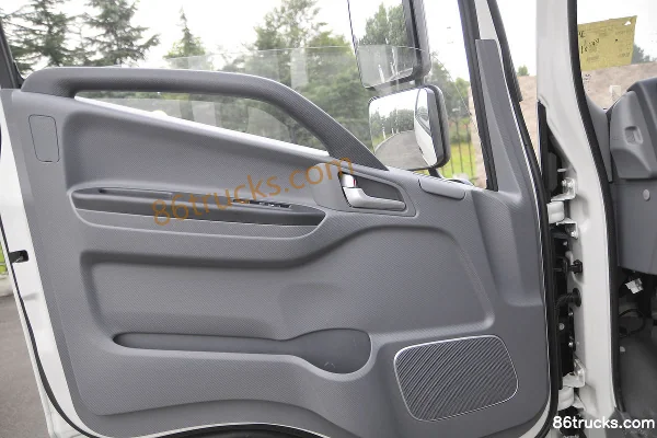 JAC Shuailing Q6 152 hp 4X2(6 wheels) 3.85m one-and-a-half-row flatbed light truck Cab (1) | 86Trucks