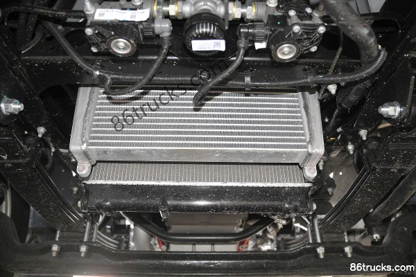 JAC Shuailing Q6 152hp 4X2(6 wheels) 3.85m semi-row van light truck Chassis (1) | 86Trucks