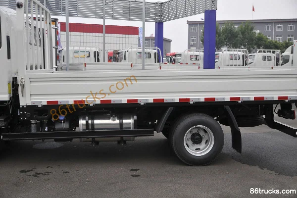 JAC Shuailing Q6 152 hp 4X2(6 wheels) 3.85m one-and-a-half-row flatbed light truck Body (1) | 86Trucks