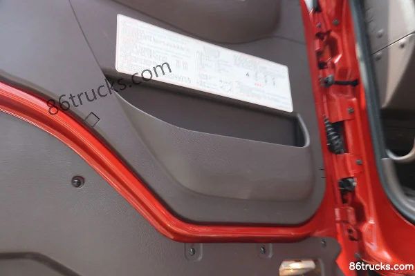 DongfengLiuqi Chenglong H7 camion lourd 480 ch 8X4(12 roues) camion porteur à grille 9,4 m Cabine (2) | 86Trucks