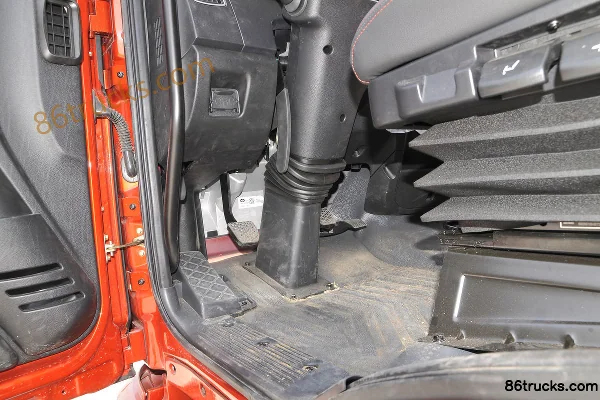 FAW Jiefang J6L Medium Truck 22020 Model Pilot Edition 240hp 4X2(6 wheels) 7.7m Van Cargo Truck Cab (1) | 86Trucks