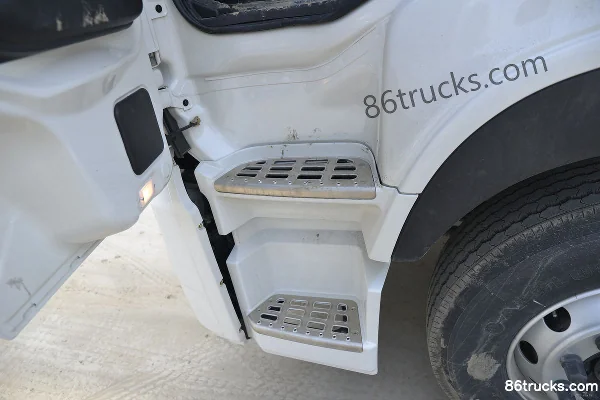 Dongfeng Commercial Vehicle Tianlong VL Heavy Truck 340 hp 4X2(6 wheels) Tractor Truck Cab (3) | 86Trucks