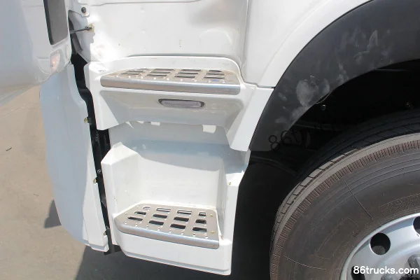 Dongfeng Commercial Vehicle Tianlong VL 420hp 8X4(12 wheels) 9.35m Livestock Transport Truck (Chengliwei Brand) Cab (2) | 86Trucks