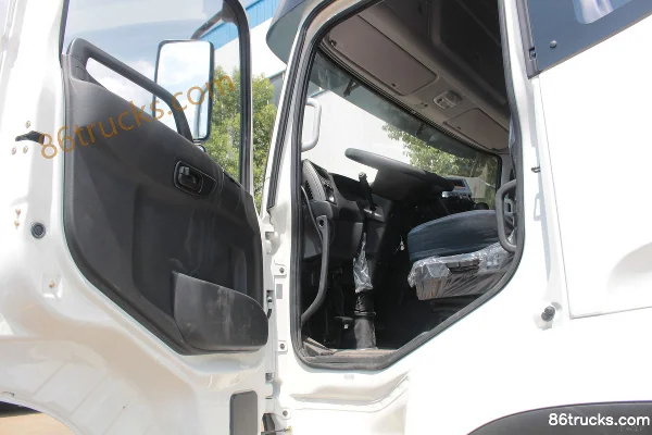 Dongfeng Commercial Vehicle Tianlong VL 420hp 8X4(12 wheels) 9.35m Livestock Transport Truck (Chengliwei Brand) Cab (1) | 86Trucks