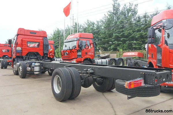 FAW Jiefang New J6P Heavy Truck 280hp 6X2(8 wheels) 9.65m Flatbed Cargo Truck Exterior (3) | 86Trucks