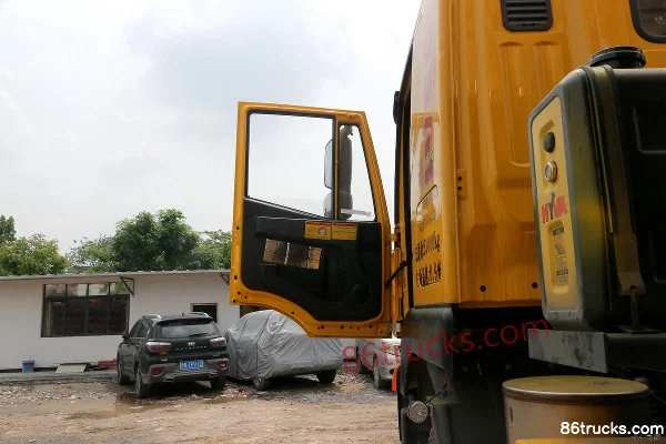 SAIC Hongyan New King Kong M500 Composite Edition 350 hp 8X4(12 wheels) 5.6m Dump Truck Cab (1) | 86Trucks