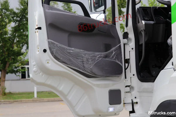 Union Truck UX380 Heavy Truck 380hp 8X4(12 wheels) LNG Dump Truck (China VI) Cab (3) | 86Trucks