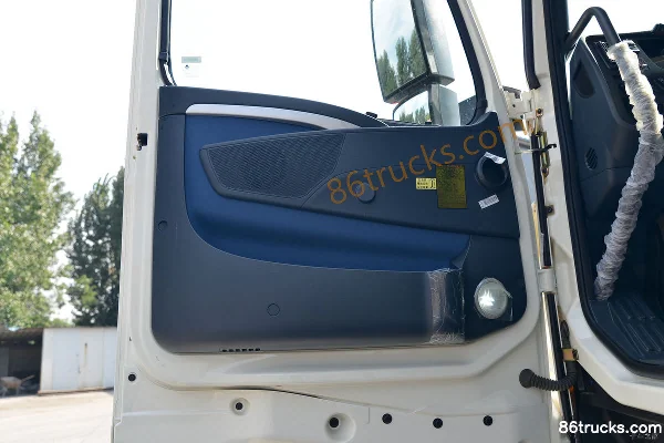 Sinotruk HOWO T7H Heavy Truck 430 hp 6X4(10 wheels) Dangerous Goods Tractor Truck Cab (3) | 86Trucks