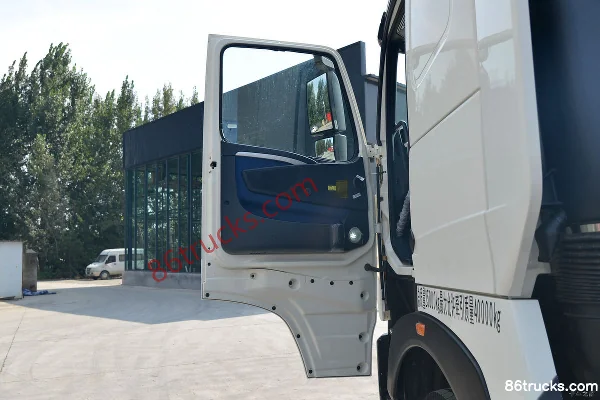 Sinotruk HOWO T7H Heavy Truck 430 hp 6X4(10 wheels) Dangerous Goods Tractor Truck Cab (1) | 86Trucks