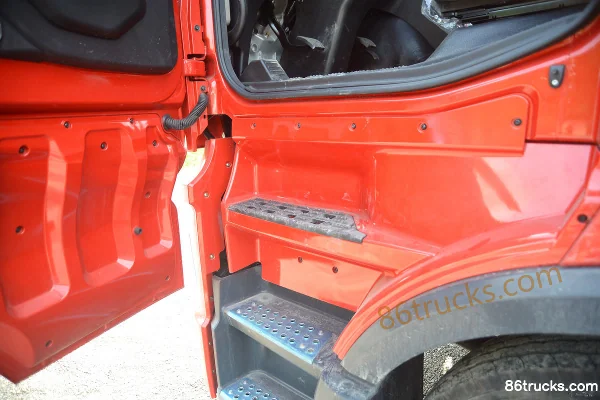 SANY Group Yinsong Edition 430 hp 8X4(12 wheels) 9.5m Stake Cargo Truck Cab (1) | 86Trucks