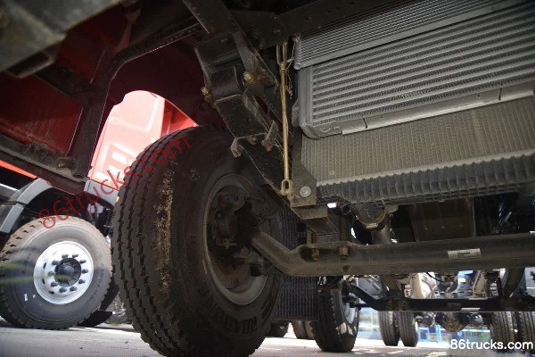 XCMG Hanfeng G5 240 hp 6X2(8 wheels) 9.6m Van Cargo Truck Chassis (2) | 86Trucks