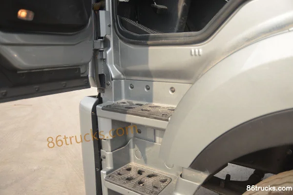 JAC Gallop A5W heavy truck standard load version 430hp 6X4(10 wheels) tractor truck Cab (1) | 86Trucks