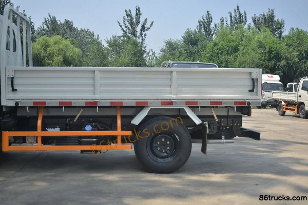JMC Shunda Narrow Body Luxury Edition 116hp 4X2(6 wheels) 3.1m Single Row Flatbed Light Truck (2) | 86Trucks