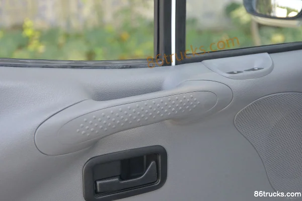 JMC Teshun 116 ch 2,8 L camion fourgon fermé Cabine (2) | 86Trucks