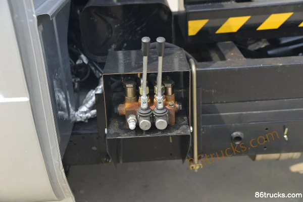 Kama Ruiling 91hp Gasoline 4X2(6 wheels) Interchangeable Container Garbage Truck (China VI) (Wanglongwei Brand) Body (2) | 86Trucks