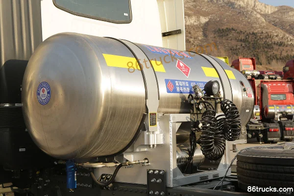 Sinotruk HOWO T7H poids lourd 440 ch 6X4(10 roues) LNG tracteur routier (pont arrière 13T) (China VI) Châssis (3) | 86Trucks