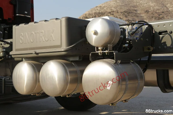 Sinotruk HOWO T7H heavy truck 440 hp 8X4(12 wheels) 9.5m flatbed cargo truck Chassis (3) | 86Trucks