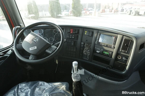 Sinotruk HOWO T7H heavy truck 440 hp 8X4(12 wheels) 9.5m flatbed cargo truck Cab (1) | 86Trucks