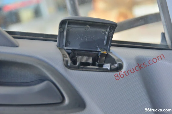 Qingling Isuzu KV600 120 hp 4X2(6 wheels) 4.13 m Single Row Box Light Truck Cab (3) | 86Trucks