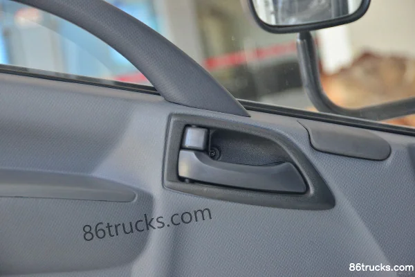 Qingling Isuzu KV600 120 hp 4X2(6 wheels) 4.13 m Single Row Box Light Truck Cab (2) | 86Trucks