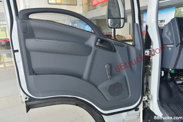 Qingling Isuzu KV600 120 hp 4X2(6 wheels) 4.13 m Single Row Box Light Truck Cab (1) | 86Trucks