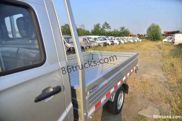 Jinbei Xinyuan T22S 1,5L 109 ch 4X2(6 roues) essence camion léger à ridelles cabine double 2,55 m Carrosserie (1) | 86Trucks