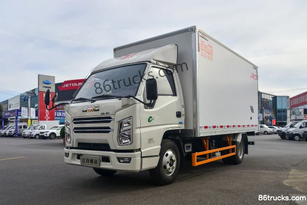 JMC New Shunda 116hp 4X2(6 wheels) 4.13m refrigerated truck Exterior (3) | 86Trucks