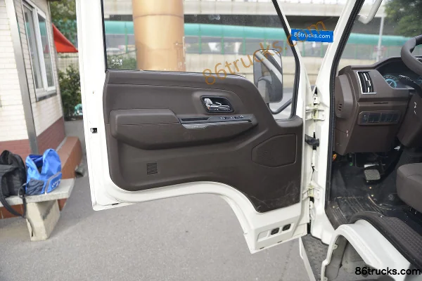 JMC New Shunda 116hp 4X2(6 wheels) 4.13m refrigerated truck Cab (2) | 86Trucks