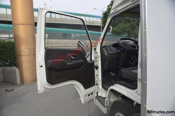JMC New Shunda 116hp 4X2(6 wheels) 4.13m refrigerated truck Cab (1) | 86Trucks