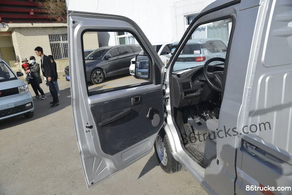 Wuling Rongguang Small Truck 1.2L 82hp 4X2(6 wheels) Gasoline 2.7m Single Row Mini Truck Cab (1) | 86Trucks