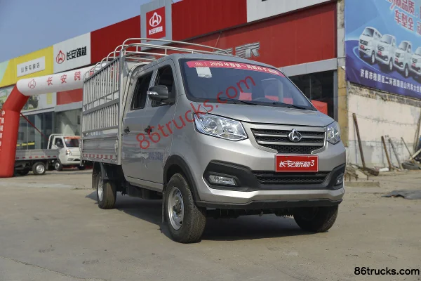 Changan Kuayue Xinbao T5 1.6L Gasoline 122 hp 4X2(6 wheels) Dongan 5-speed 2.6m Double Row Stake Micro Truck Exterior