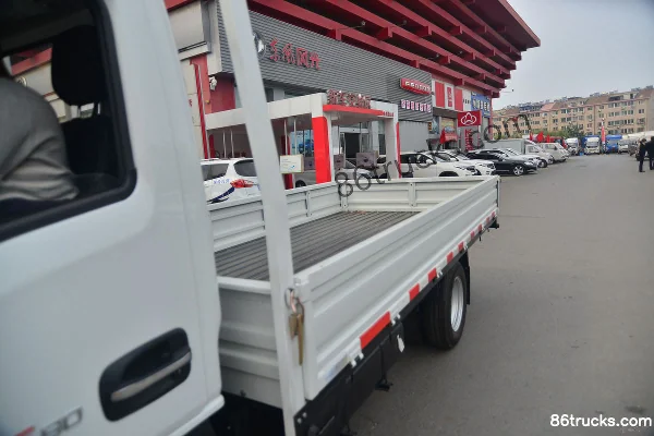 Yuejin Fuxing S80 95 ch 4X2(6 roues) petit camion à ridelles simple cabine 4,05 m Carrosserie (1) | 86Trucks